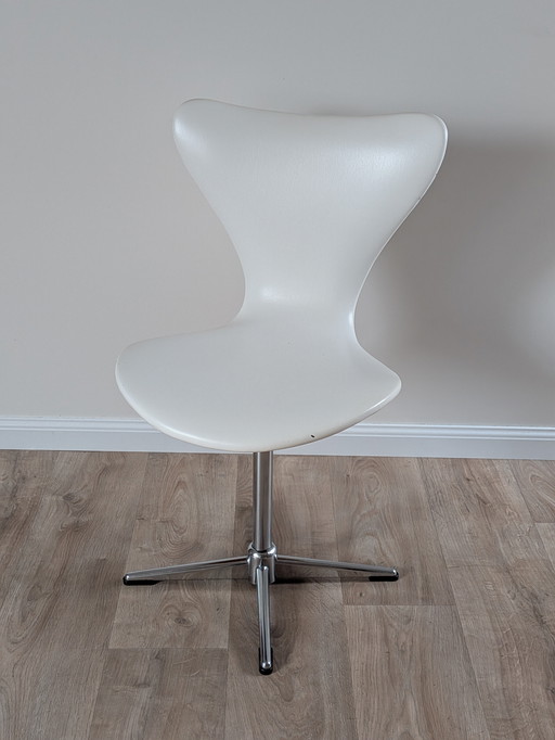 Sedia girevole vintage in skai bianco – stile danese di metà secolo di Arne Jacobsen