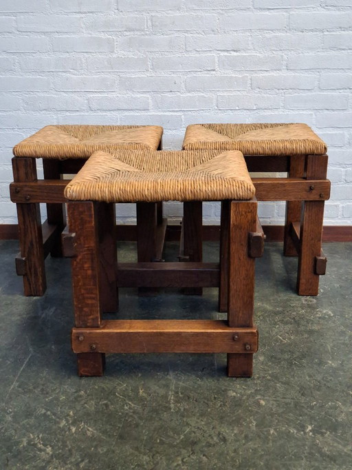 3 sgabelli brutalisti con sedili in giunco