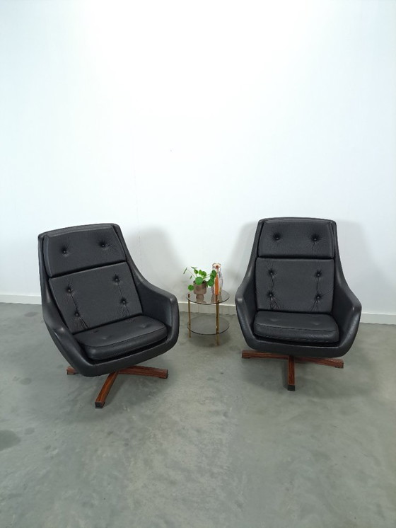 Image 1 of Sedia girevole in pelle artificiale nera proveniente dalla Svezia