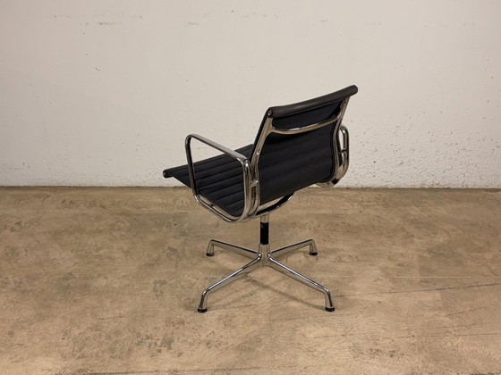 Image 1 of Sedia Vitra in alluminio EA 108, progettata da Charles e Ray Eames.