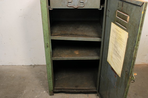 Image 1 of Armoire métallique industrielle antique • Armoire d'atelier vintage verte patinée • Style loft et usine