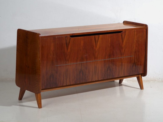 Credenza con vetrina Mid-Century impiallacciata in noce con gambe affusolate – Cecoslovacchia, circa 1960 (photo 7 of 39)