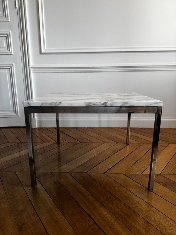 Set di 3 Tavolini da caffè Florence Knoll – Marmo Bianco Tipo Calacatta & Acciaio Cromato – 60 × 60 cm (photo 5 of 9)