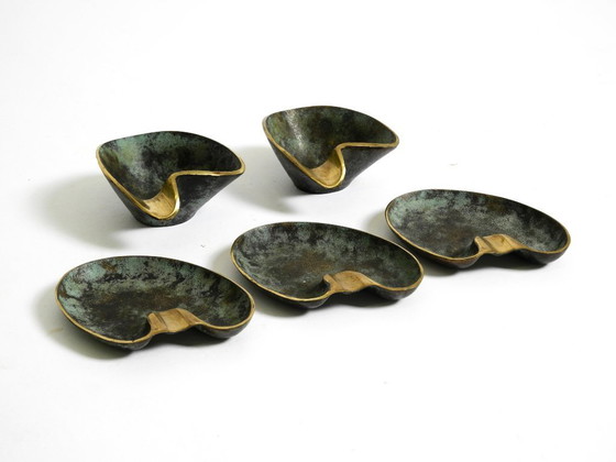 Image 1 of Bellissimi e molto rari, cinque posacenere da tavolo in ottone pesante della metà del secolo, realizzati da Carl Auböck, Austria