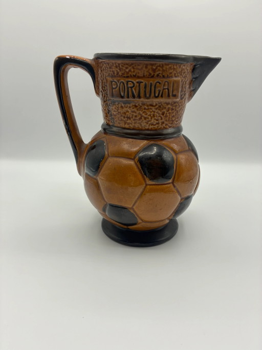 Portugese keramische kan in de vorm van een voetbal – S.L. Benfica-logo – Portugal – Vintage fanartikel