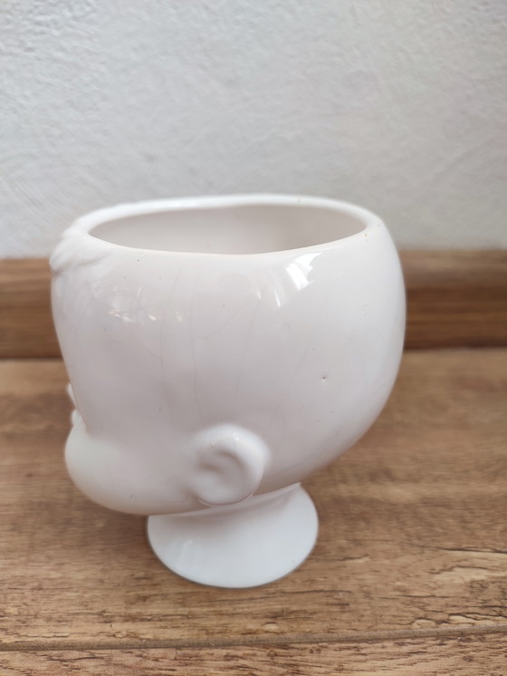 Image 1 of Pot de fleurs vintage en céramique blanche, motif tête d'enfant.