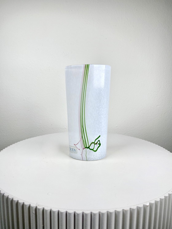Image 1 of Vintage witte kunst glazen vaas van Kosta Boda - Bertil Vallien Rainbow Vase - Scandinavische minimalistische MCM stijl Home Dec