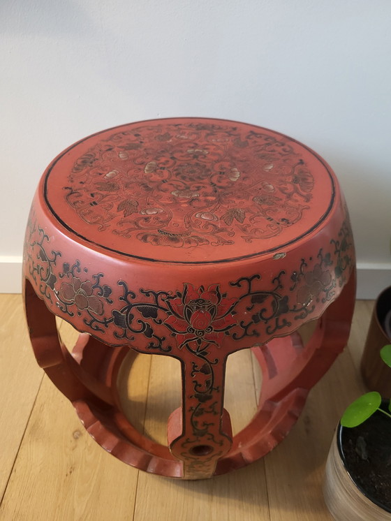 Image 1 of Chinees Houten Krukje of Bijzettafeltje, Laqué Rode Kleur, Versierd Floraal Decor