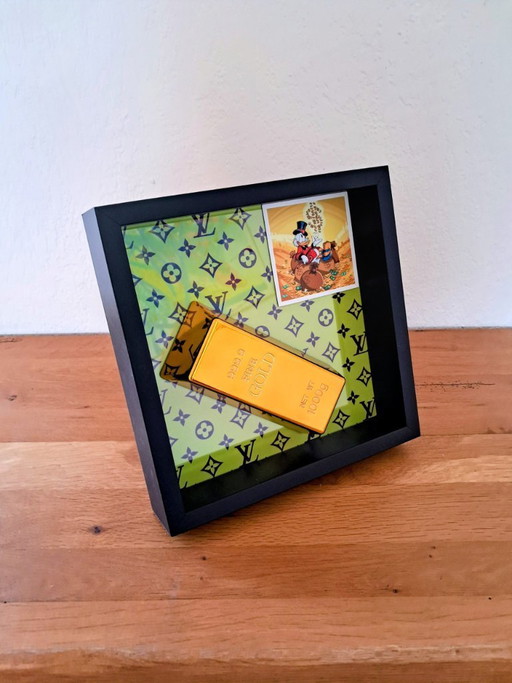 GEK-NERD - Louis Vuitton Gold Bar vs. Uncle Scrooge - Escultura de arte moderno – beeldhouwkunst