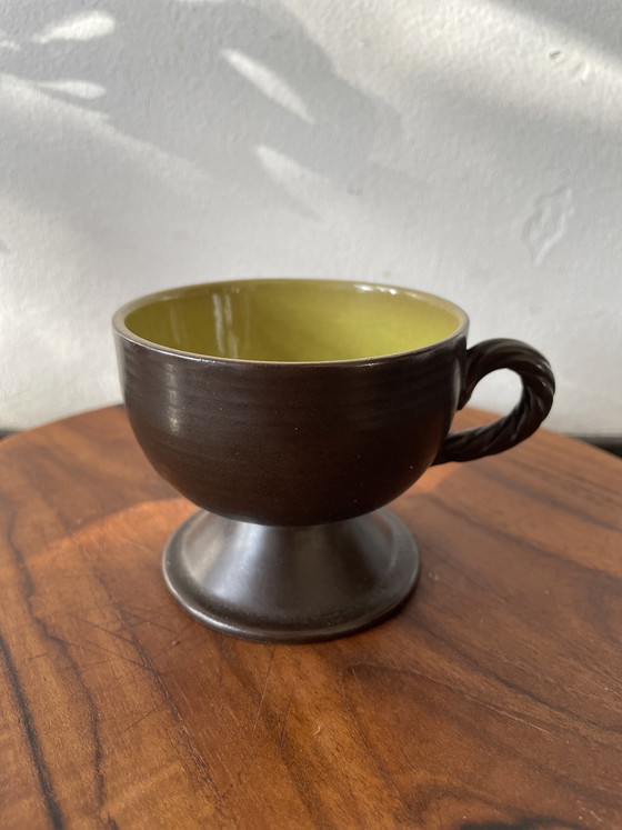 Image 1 of Ensemble de quatre tasses et soucoupes à café en faïence des années 1960 et plat de service