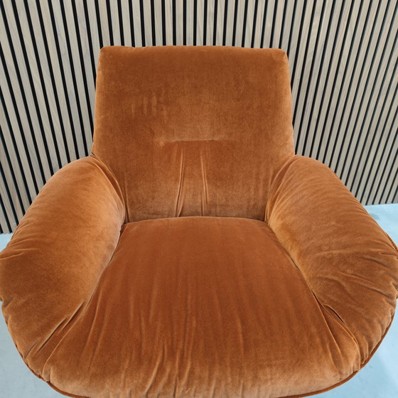 Image 1 of Bielefelder Werkstätten Sillón bajo Daron BW-170-1001 - Tela de terciopelo coñac con base mate bronce