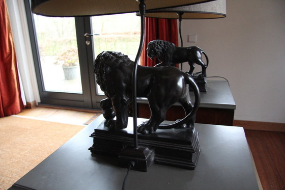 Image 1 of 2 bijzondere vintage tinkleurige tafellampen met leeuwen voet 