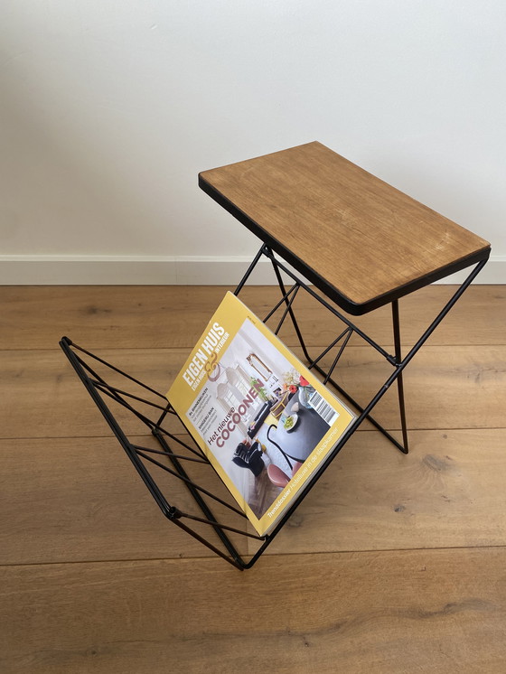 Image 1 of Table d'appoint pliante avec porte-revues des années 1960.