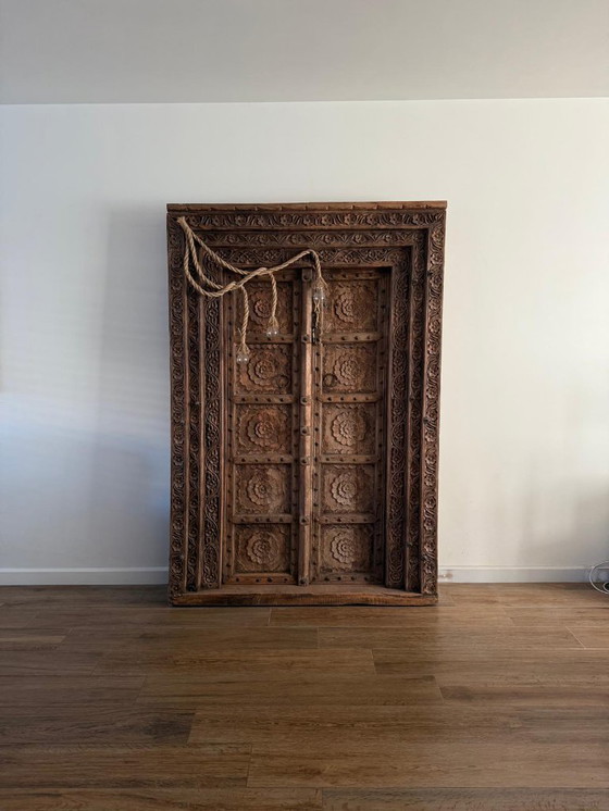 Image 1 of Antigua puerta de madera tallada a mano – Probablemente de Sulawesi