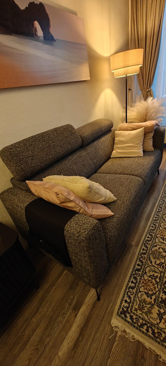 Wunderschönes Set aus 2-Sitzer-Sofas mit verstellbaren Kopfstützen – 2 Sitzer Sofas, Textile (photo 4 of 5)