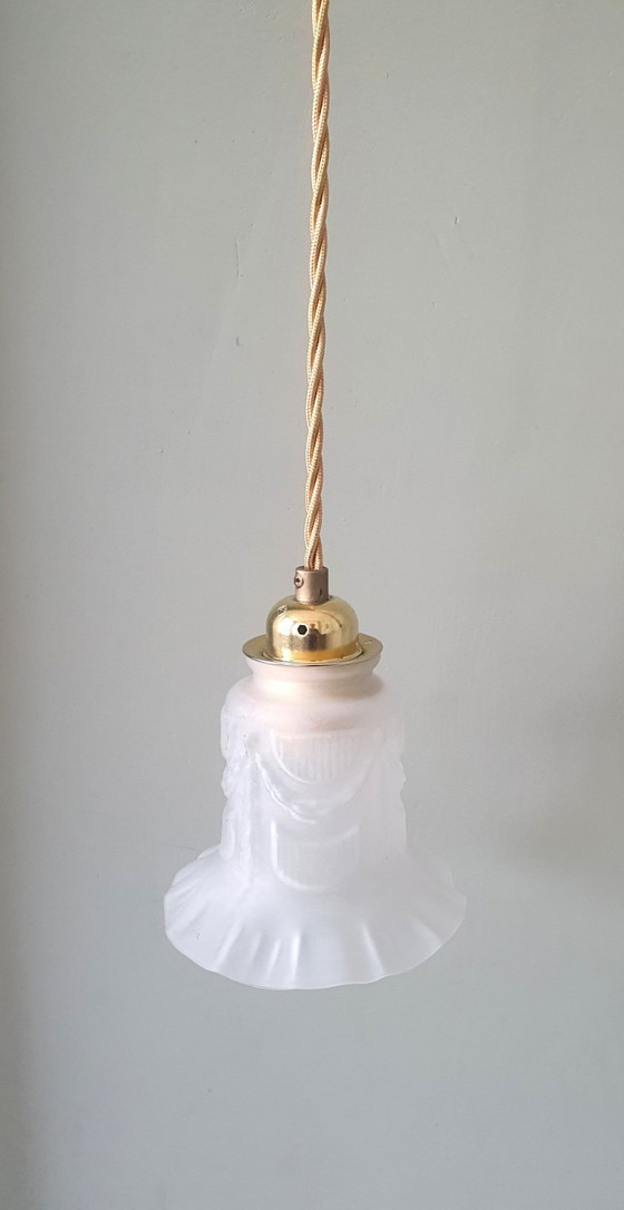 Image 1 of Suspension en verre antique. Forme florale en verre dépoli.
