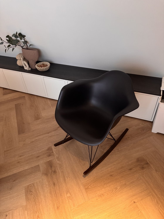 Image 1 of Vitra rar schommelstoel zwart met zwart onderstel et esdoorn walnoot hout onderstel