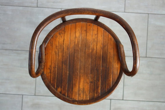 Image 1 of Hoge kinderstoel van gebogen hout, 1890