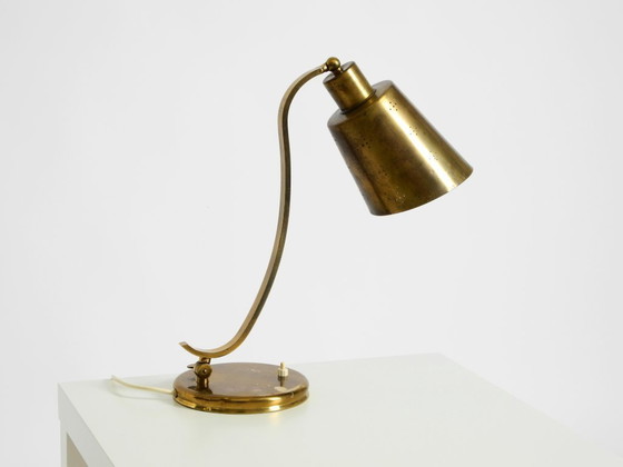 Image 1 of Magnifique lampe de table en laiton massif, rare et imposante, typique du design moderne du milieu du XXe siècle | 48 cm | 18,9"