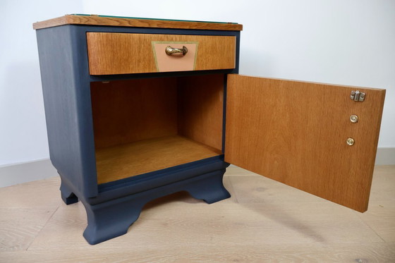 Image 1 of Gerestaureerd Art Deco nachtkastje – handgemaakte eikenhouten meubelen en krijtverf met gouden details