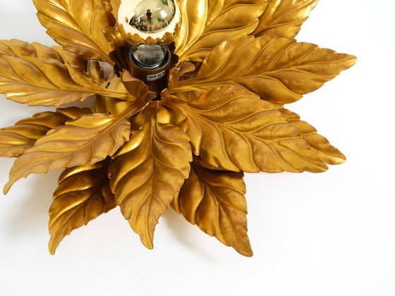 Image 1 of Rare grande lampe de plafond ou applique murale de style florentin, plaquée or, signée Hans Kögl, datant des années 1980.