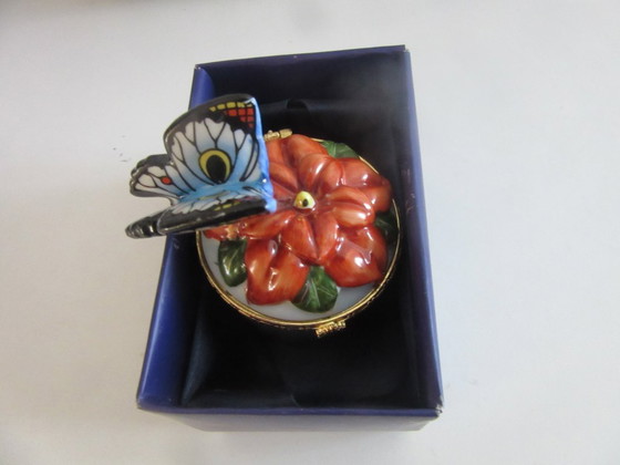 Image 1 of Boîte à bijoux en porcelaine avec couvercle et motif papillon, dans sa boîte d'origine réf. 120726