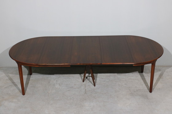 Image 1 of Table de salle à manger extensible en bois de rose par Henning Kjaernulf