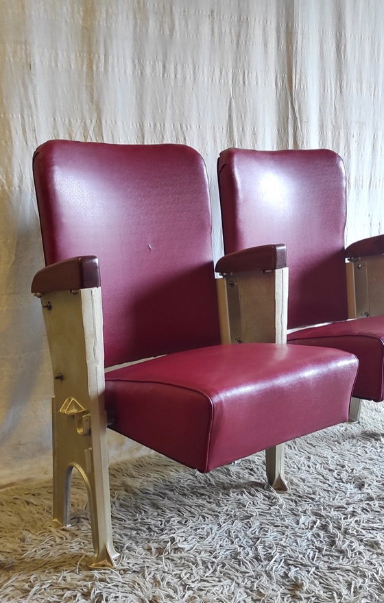 Image 1 of Pareja de butacas de teatro en símil piel roja y aluminio fundido dorado - Años 50/60