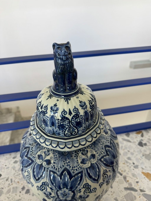Grote handbeschilderde Delftsblauwe dekselvaas van Plateelbakkerij RAM uit Arnhem. – decoratieve objecten (photo 2 of 7)