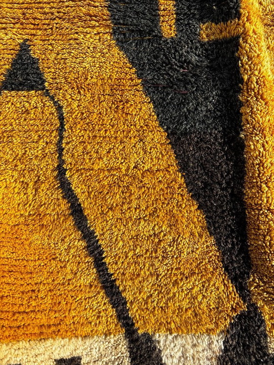 Image 1 of Tapis marocain moderne en laine – 175 x 270 cm, tissé à la main, motif abstrait jaune moutarde, tapis berbère