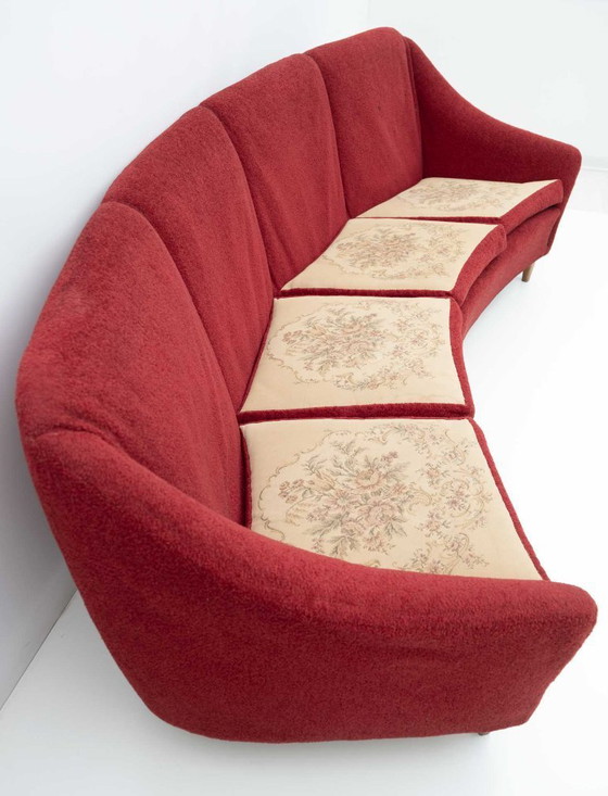 Image 1 of Mid Century Moderne Italiaanse fluwelen vierzits gebogen bank, 1950