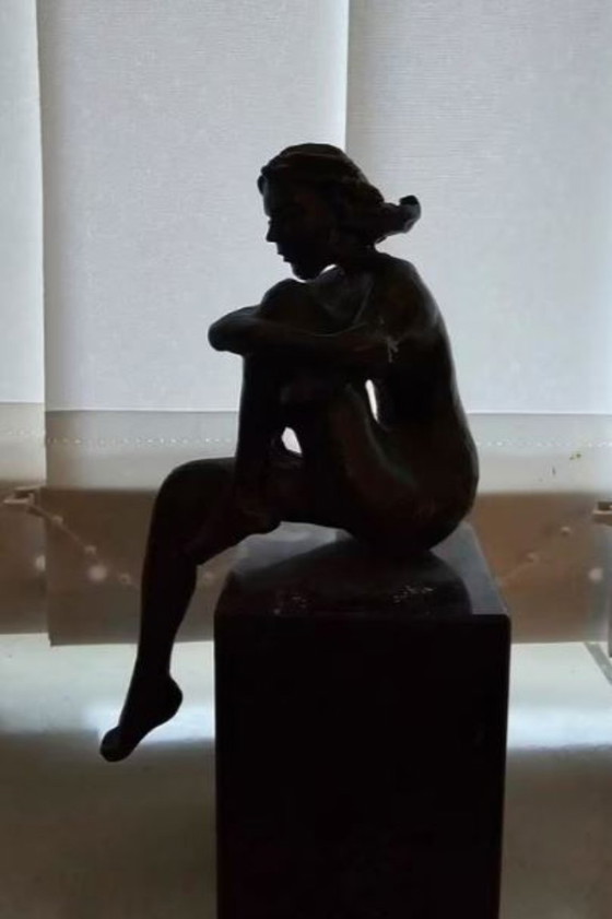 Image 1 of Carrie Ammerlaan brons meisje op graniet