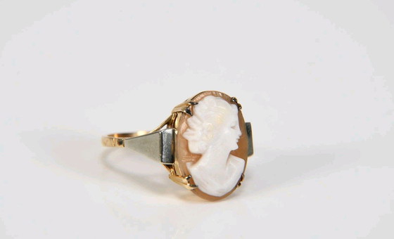 Image 1 of Beautiful 375 9kt gold ring with shell cameo