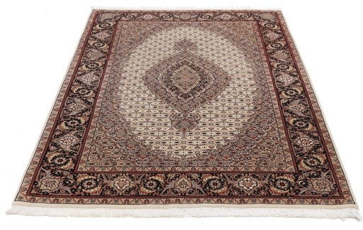 Alfombra de lana y seda de Nueva Tabriz con diseño Mahi: magníficos detalles de seda