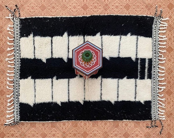 Handgewebter Teppich aus reiner Wolle, traditionelle Handwerkskunst, schwarz-weiß, 2/3 m² – Aime Té (photo 3 of 8)