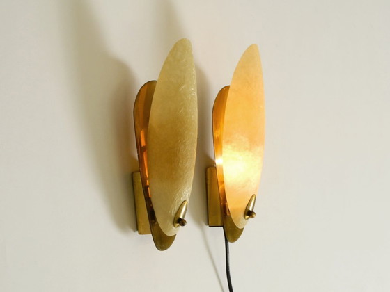 Image 1 of Una coppia di bellissime applique da parete in ottone in stile Mid-Century Modern con paralumi in fibra di vetro.