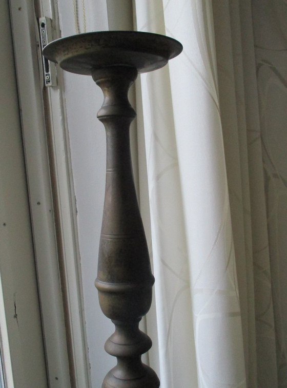 Image 1 of Großer bronzener Stehleuchter auf Klauenfüßen, Höhe 100 cm, 9 kg.