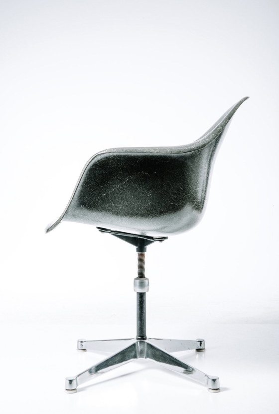 Image 1 of Eames / Miller DAR glasvezel grijs