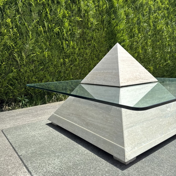 Image 1 of Mesa de centro piramidal de travertino