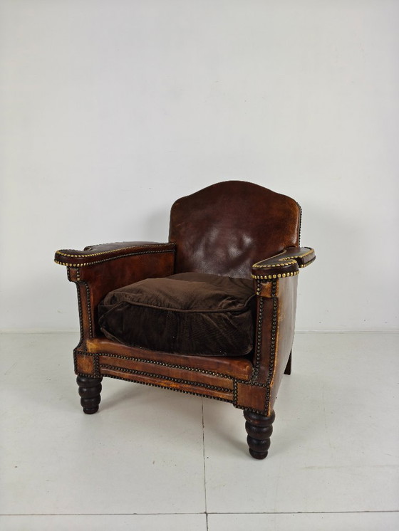 Image 1 of Poltrona club in pelle anticata - con dettagli classici con borchie