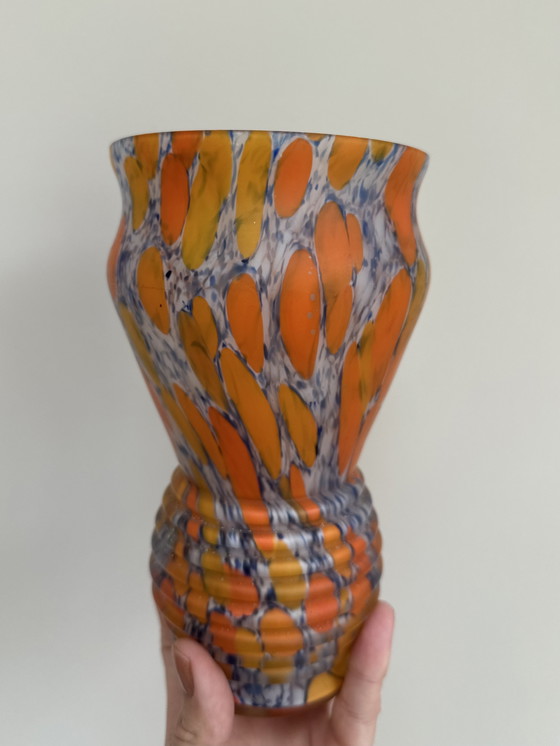 Image 1 of Wilhelm Kralik Söhne Art Deco vaas – Boheems mondgeblazen glas in oranje, geel en wit marmerpatroon (20 cm) | Bohemian Art Deco 