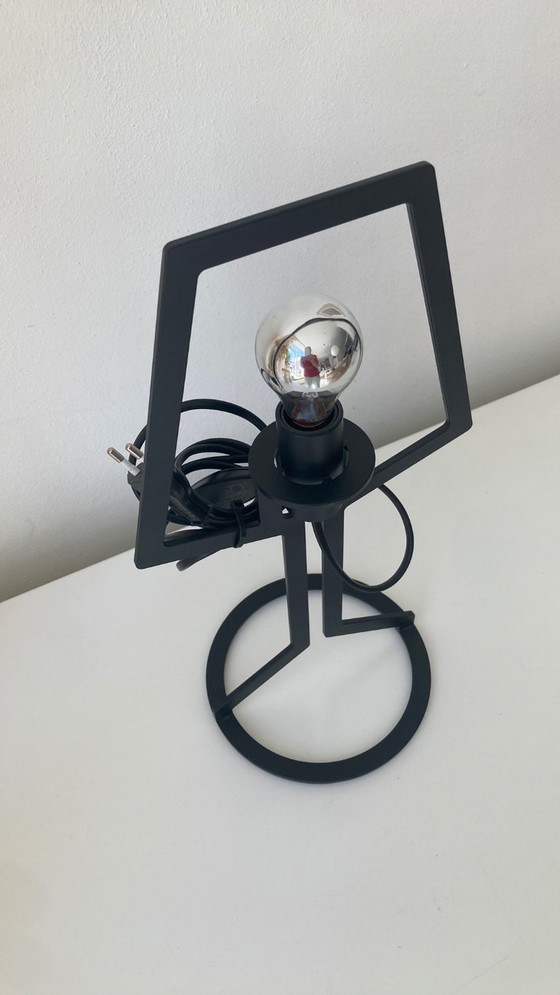 Plaster Outline table lamp, sleek modern design – Gipsen, Metal (photo 3 of 6)