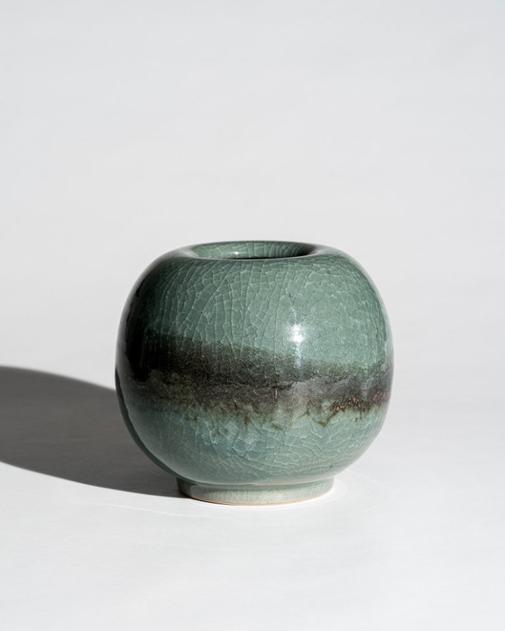 Image 1 of Keramikvase aus dem Studio Horst Kerstan – Kugel mit Celadon-Krakelierglasur, Deutschland, 1987