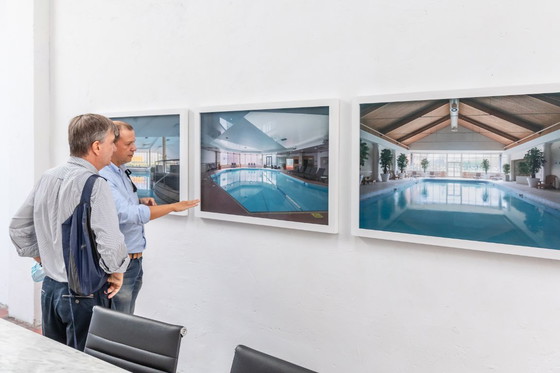 Image 1 of Piscina vuota — fotografia a colori incorniciata 70x100 cm