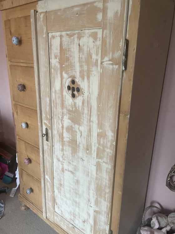 Auch ein alter Speckschrankrost ist vorhanden. – Wandschrank, Wood (photo 3 of 6)