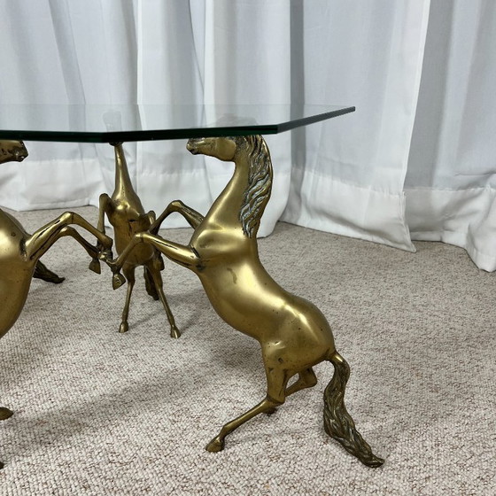 Couchtisch im Hollywood-Regency-Stil, 6 patinierte Messingpferde und Glasplatte, 1970 – Couchtische, Brass (photo 20 of 23)