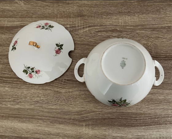 Image 1 of Sopera de porcelana blanca para verduras numerada Seltmann Weiden Bavaria Rosas y Oro