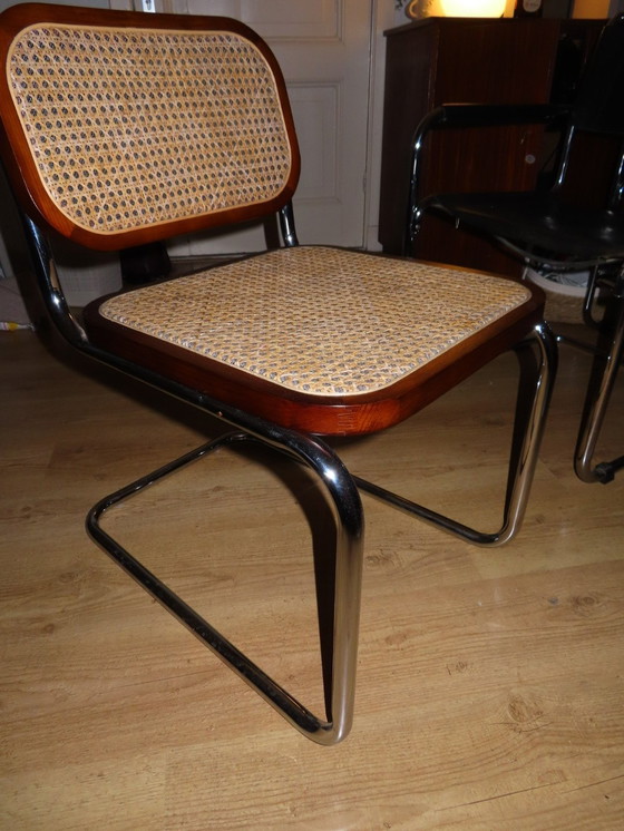 Image 1 of Witte ronde MDF tafel diameter 70cm. Eventueel met twee rotan stoelen (zie andere advertentie)