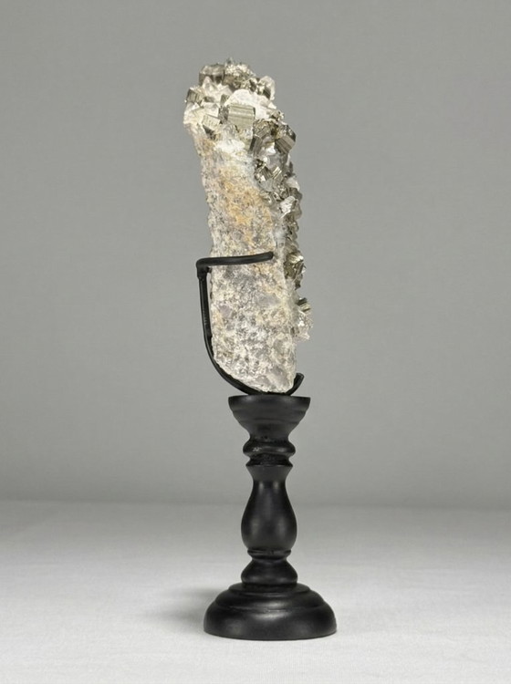 Image 1 of Dúo de pirita y cuarzo cristalino: escultura mineral sobre pedestales.