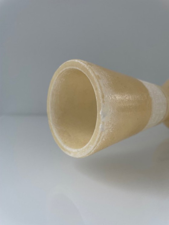 Image 1 of Vaso vintage in alabastro con dettagli decorativi – 32 cm